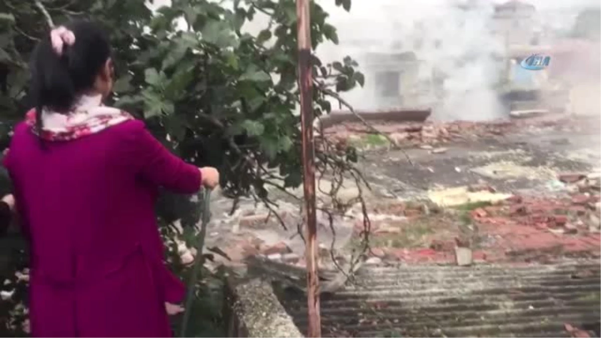 Metruk Binada Çıkan Yangına Vatandaş Hortumla Müdahale Etti