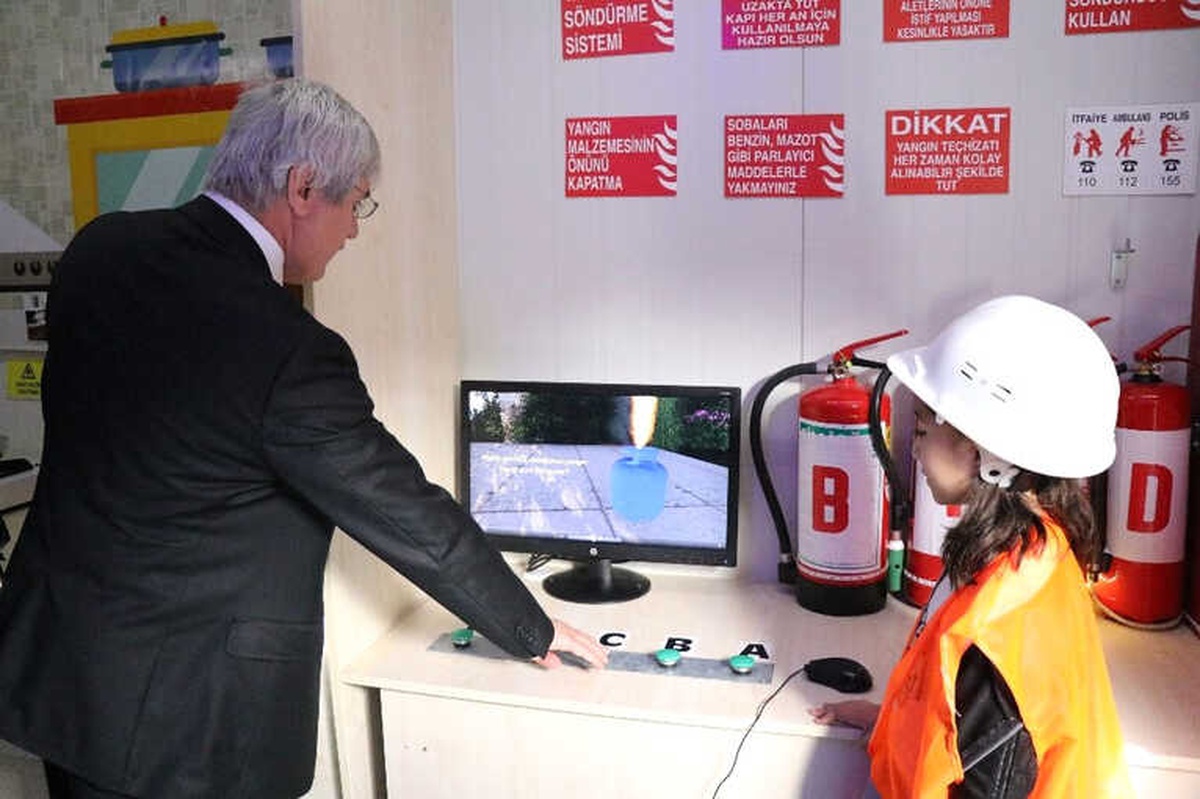 Minik Öğrenciler, Büyüklerini \'İş Sağlığı ve Güvenliği\' Konusunda Bilgilendiriyor