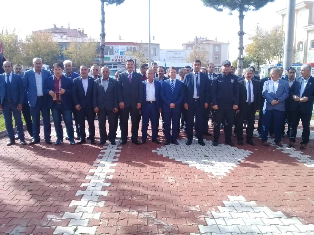 Muhtarlar Atatürk Anıtına Çelenk Sundu