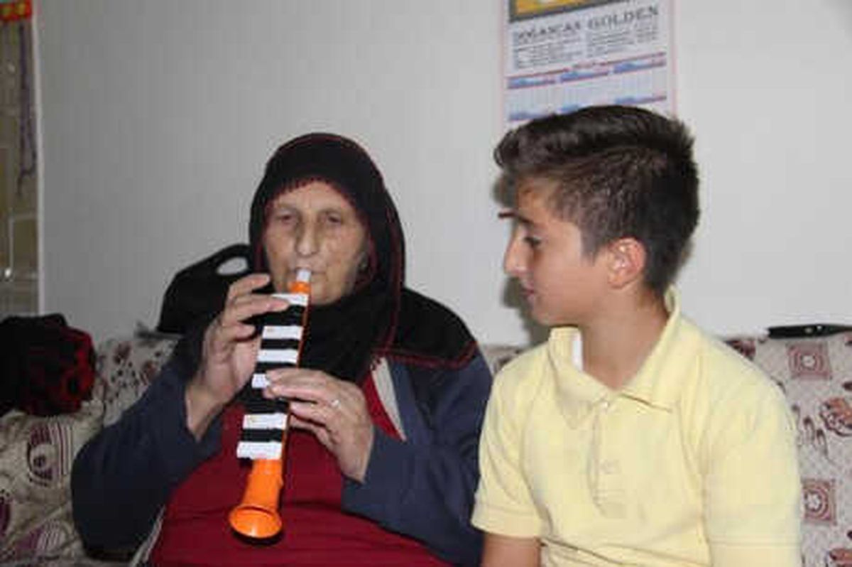 Müşkünaz Nine, Torununa Melodika Çalmayı Öğretiyor
