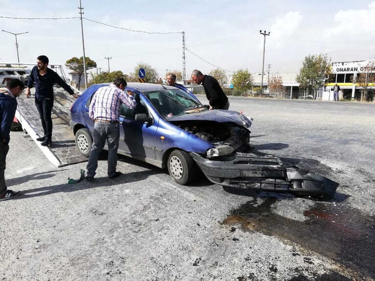 Otomobil ile Tır Çarpıştı: 2 Yaralı