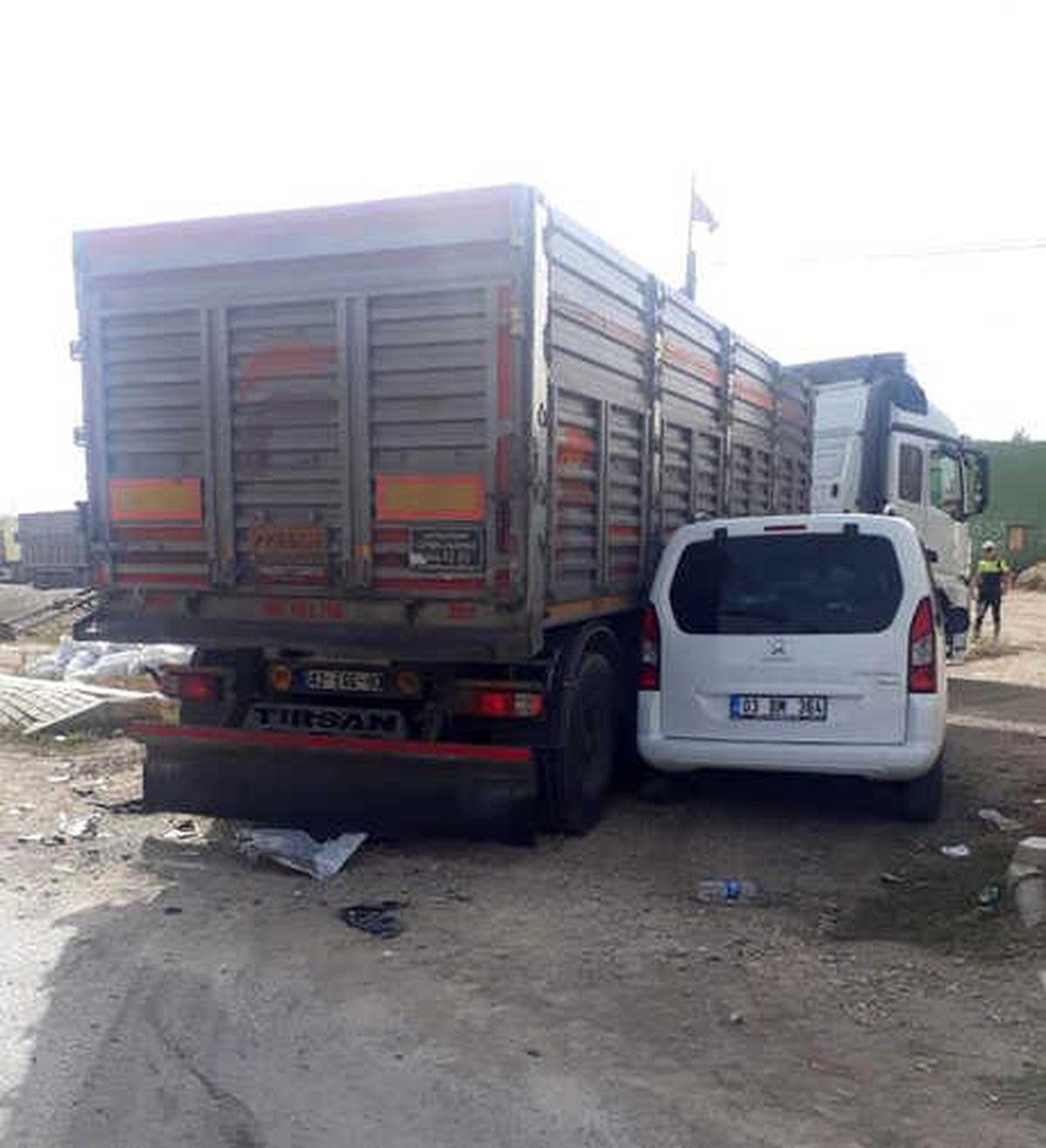 Otomobil ve Tır Çarpıştı: 1 Ölü, 7 Yaralı
