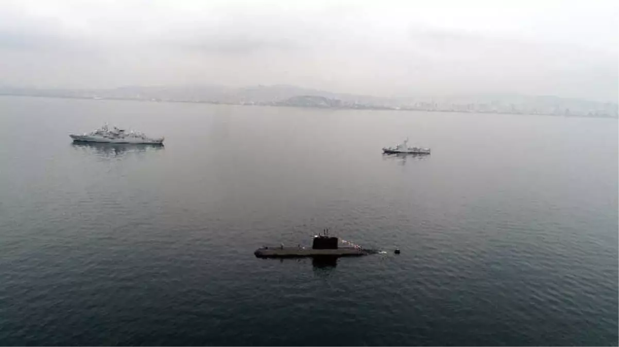 Maltepe Sahili\'nden Geçen Bir Denizaltı ve İki Savaş Gemisi Havadan Görüntülendi