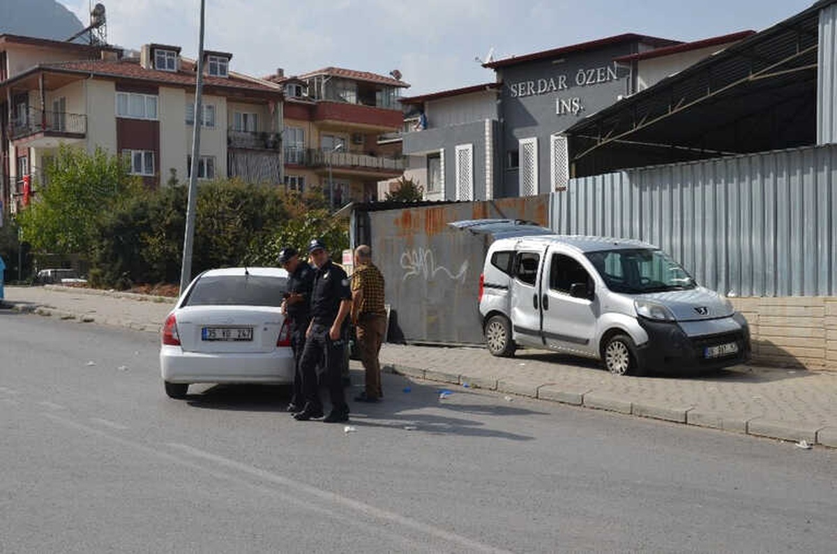 Polisten Kaçan Şüpheli Otomobil Sivil Polis Aracına ve Direğe Çarpınca Yakalandı