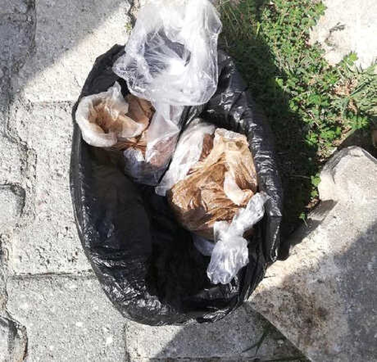Polisten Kaçarken Kaza Yapan Şüphelilerin Attığı Poşetten Eroin Çıktı