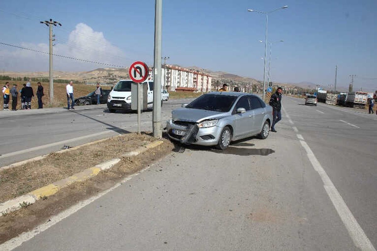 Sivas\'ta Trafik Kazası: 4 Yaralı