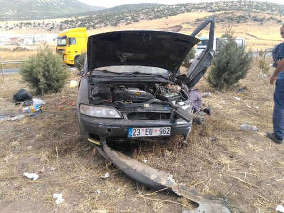 Takla Atan Otomobildeki Anne ile Bebeği Öldü, 5 Kişi Yaralandı