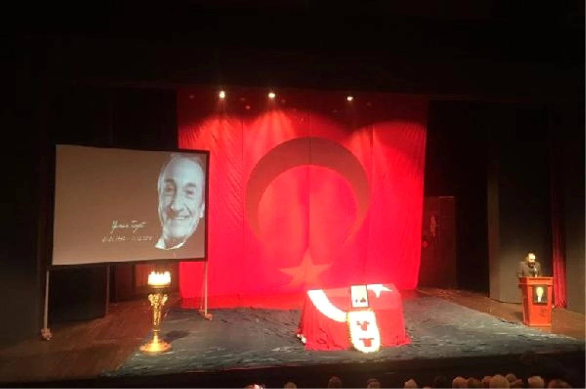 Tiyatro Sanatçısı Yaman Tüzcet İçin Muhsin Ertuğrul Sahnesi\'nde Tören