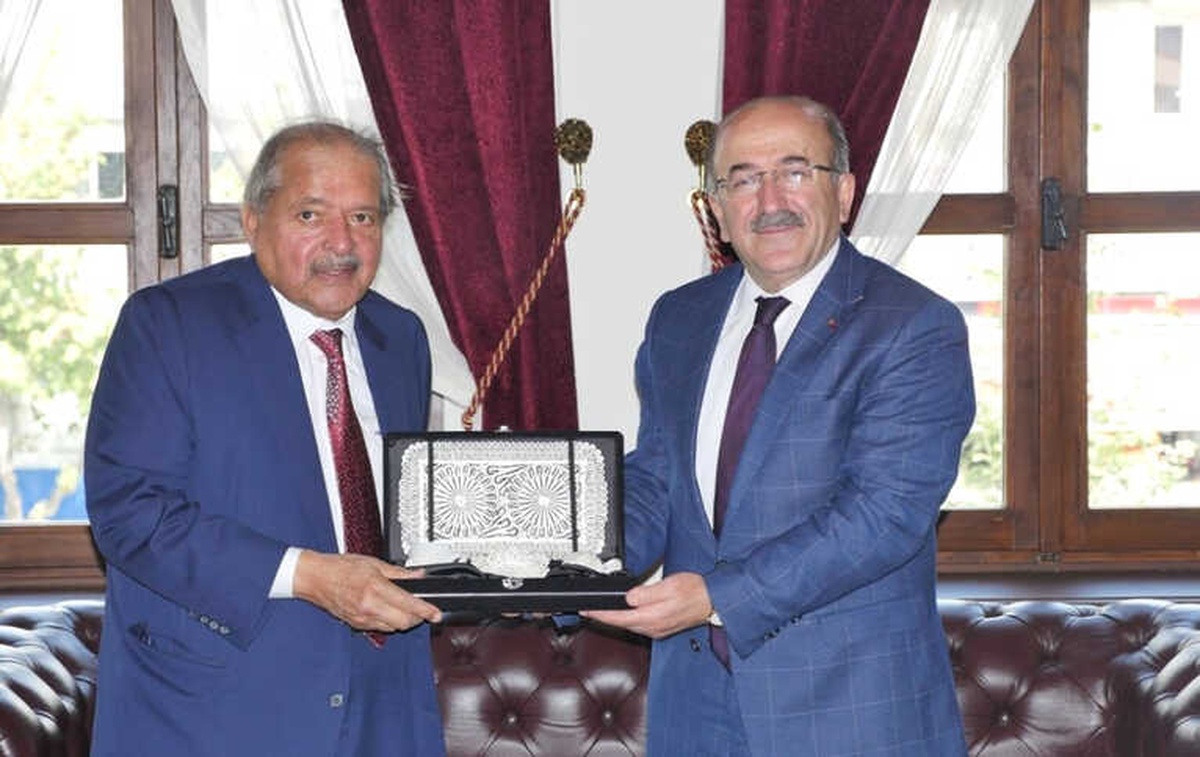 Trabzon Büyükşehir Belediye Başkanı Gümrükçüğoğlu Katarlı İş Heyetini Kabul Etti