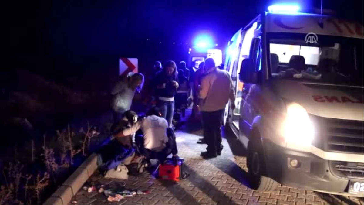 Turist Kafilesini Taşıyan Minibüs Şarampole Yuvarlandı: 16 Yaralı