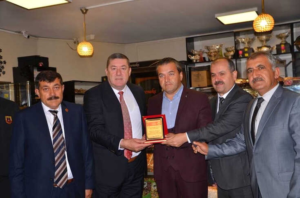 40 Yıllık Muhtarın Ailesine Plaket