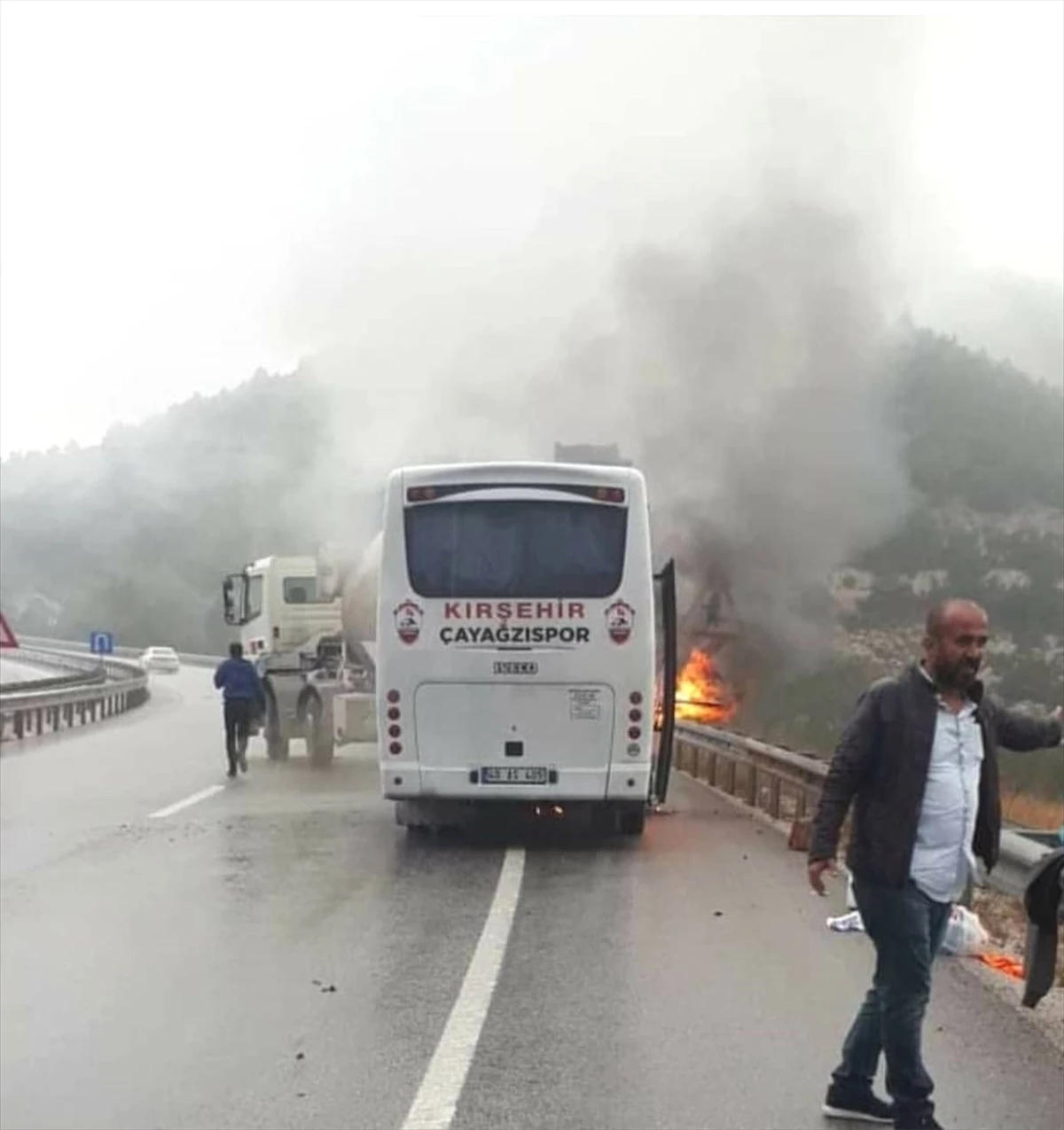 Afyonkarahisar\'da Takım Otobüsü Yandı