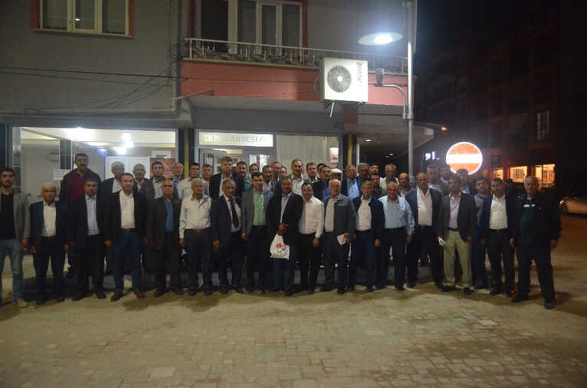 AK Parti\'den Muhtarlara Yemek