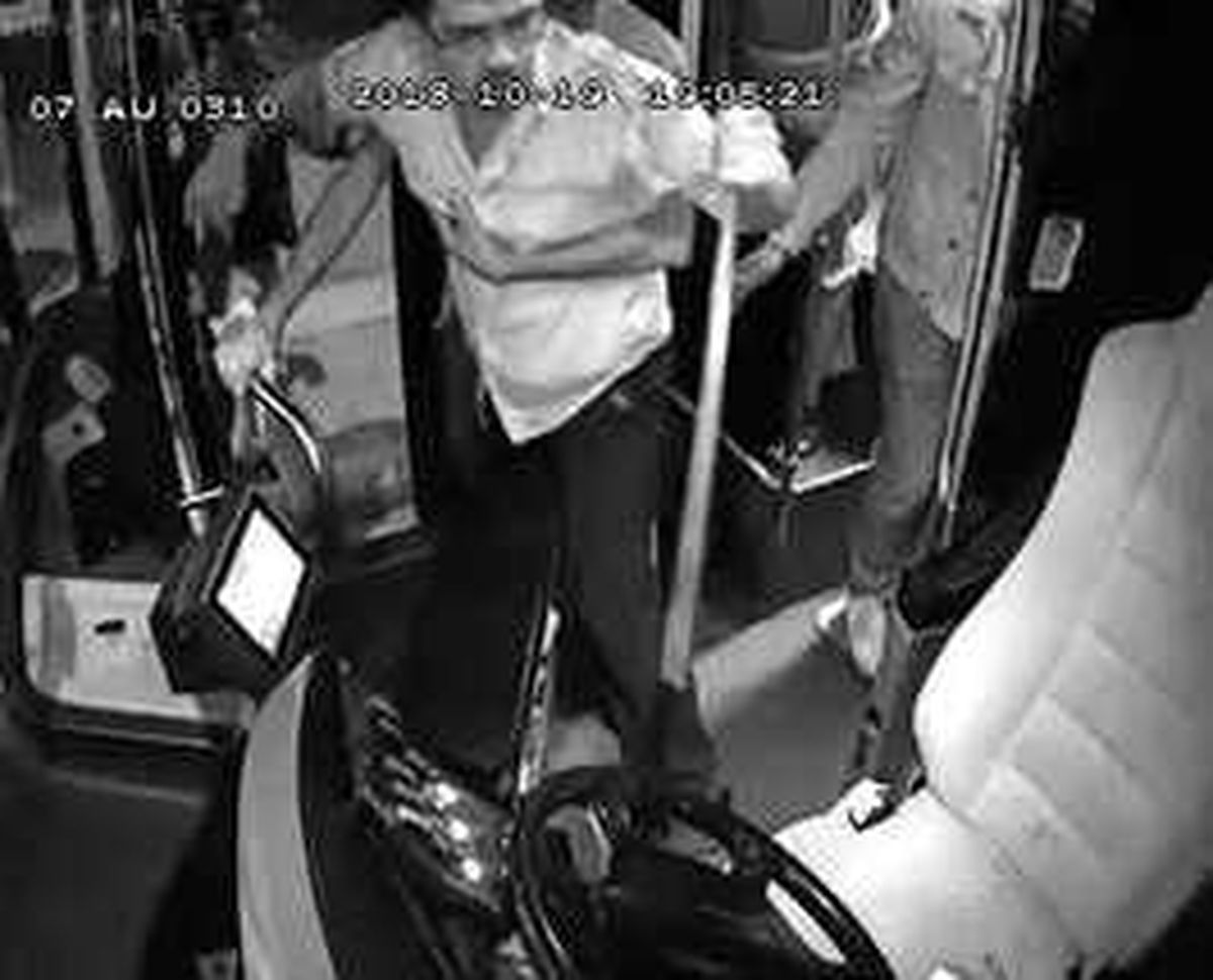 Antalya\'da Özel Halk Otobüsüne Şoförüne Levyeyle Saldırı Anı ve Otobüste Yaşanan Panik Kamerada