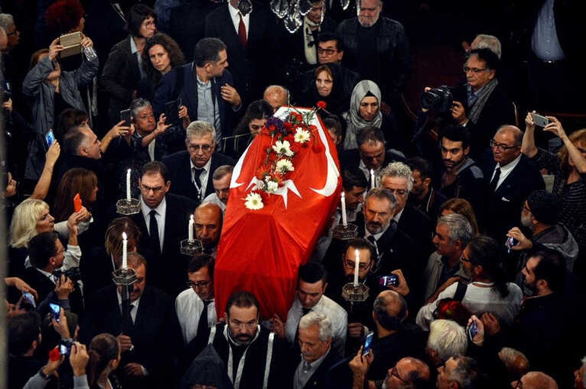 Ara Güler İçin Beyoğlu Üç Horan Ermeni Kilisesi\'nde Tören Düzenlendi