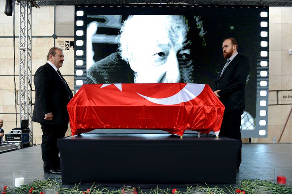 Ara Güler İçin Galatasaray Meydanı\'nda Tören