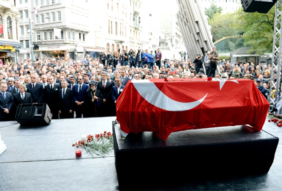 Ara Güler İçin Galatasaray Meydanı\'nda Tören