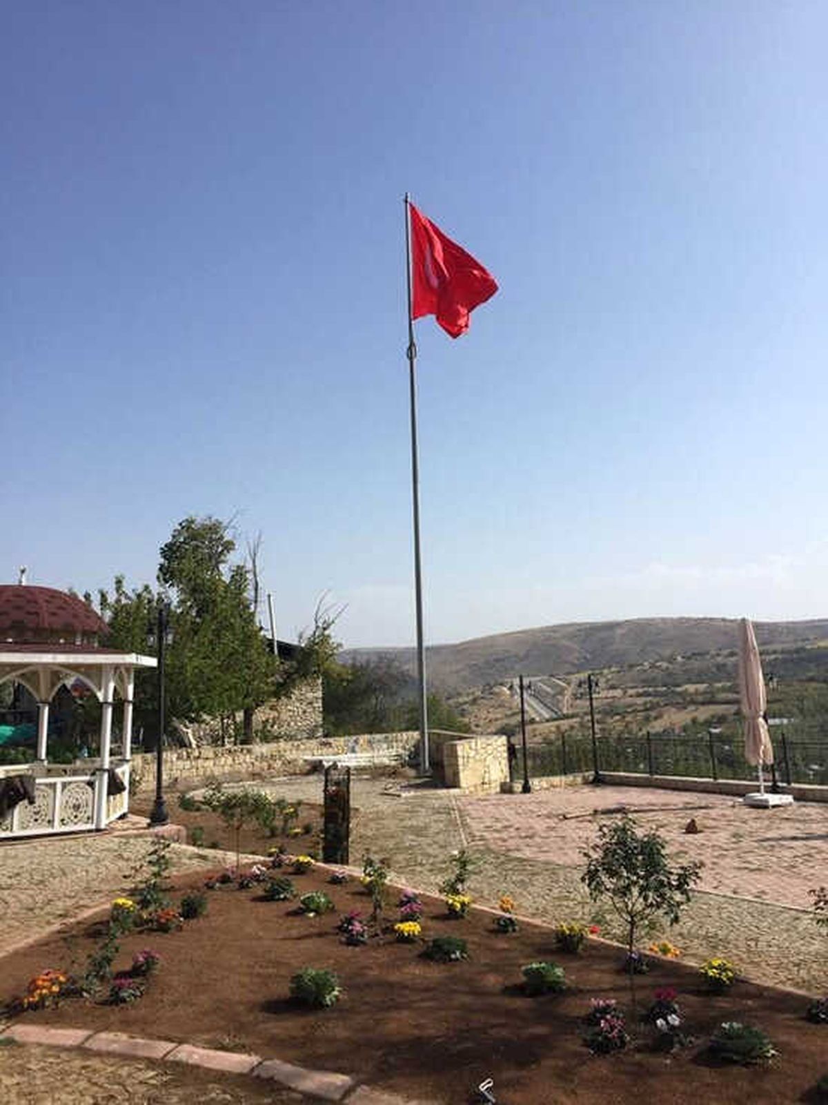 Arapgir\'e Dev Türk Bayrağı Dikildi