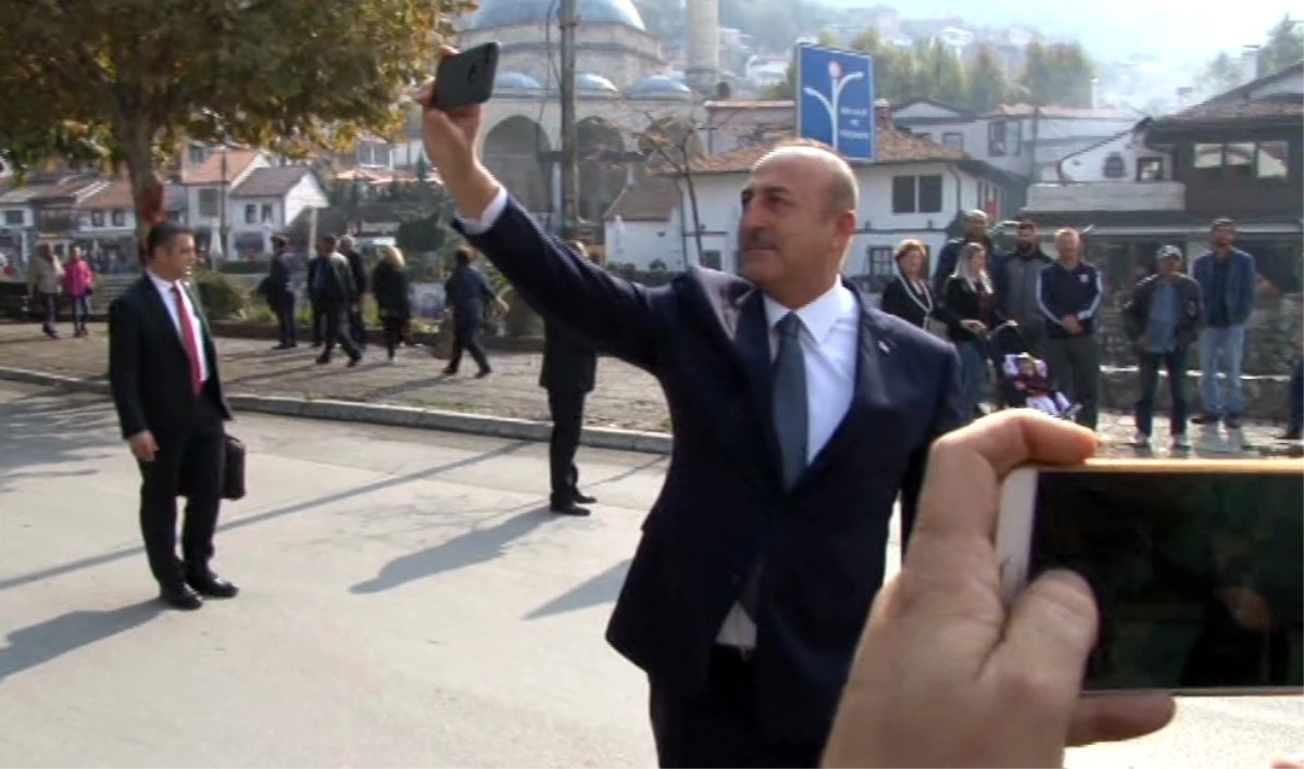 Bakan Çavuşoğlu Priştine\'yi Gezerken Selfie Çekti