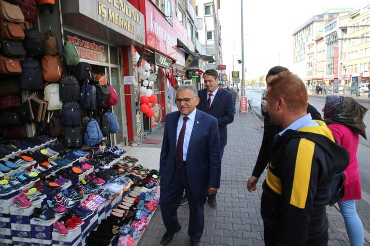 Başkan Memduh Büyükkılıç, Düvenönü\'ndeki Esnafları Ziyaret Etti