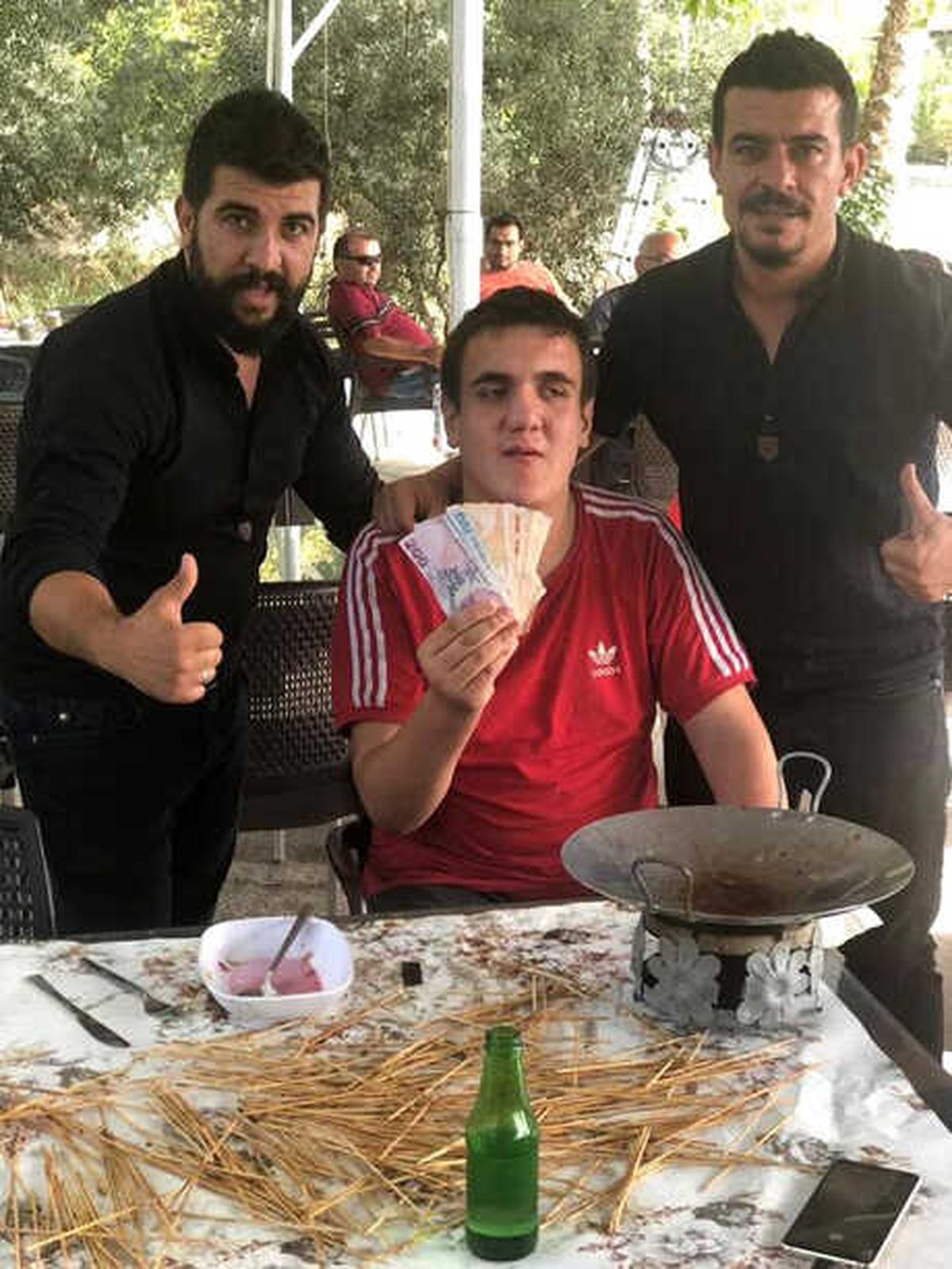 Bir Oturuşta 302 Çöp Şiş Yedi, 10 Bin TL Ödül Aldı