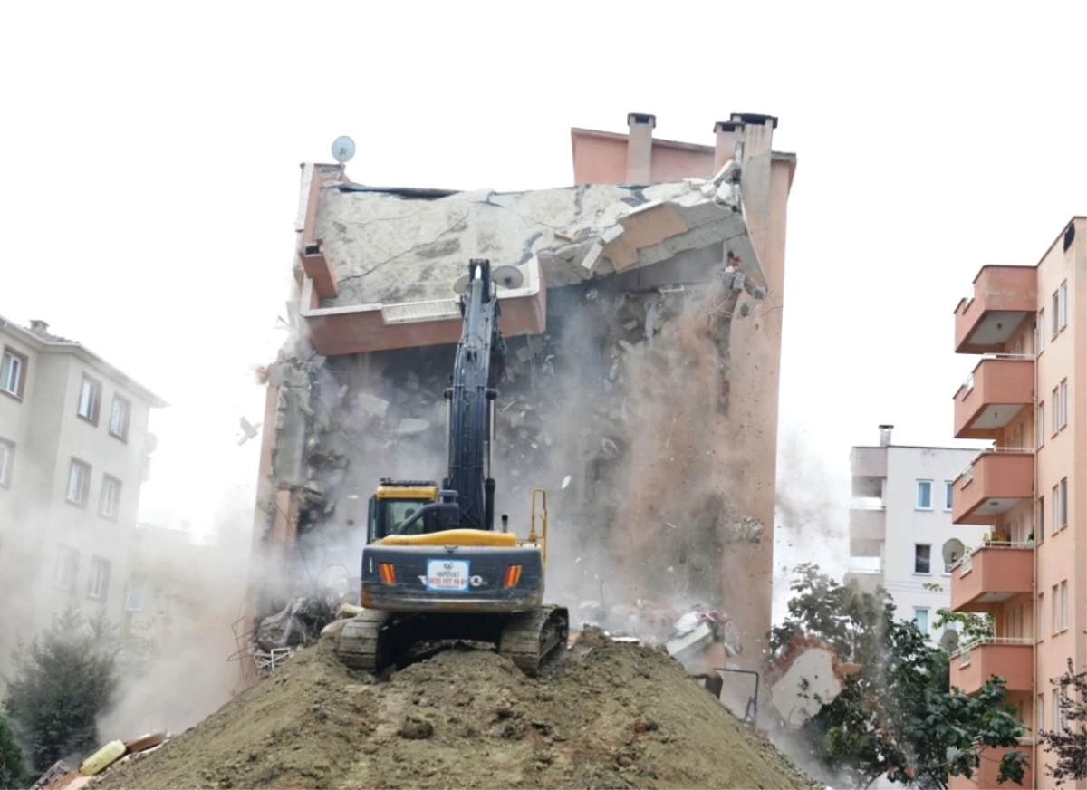 Bursa\'da Hasarlı Apartman Yıkılıyor