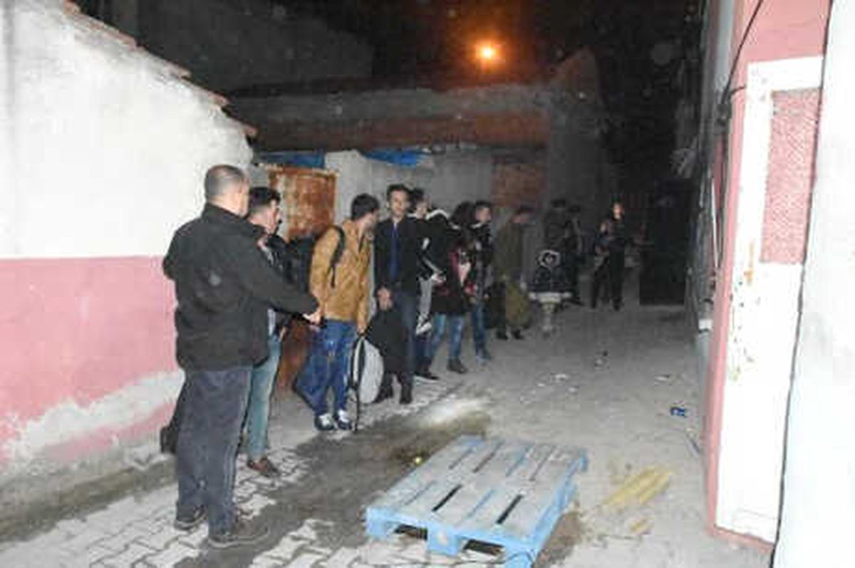 Edirne\'de Bir Evden 12 Iraklı Kaçak Çıktı
