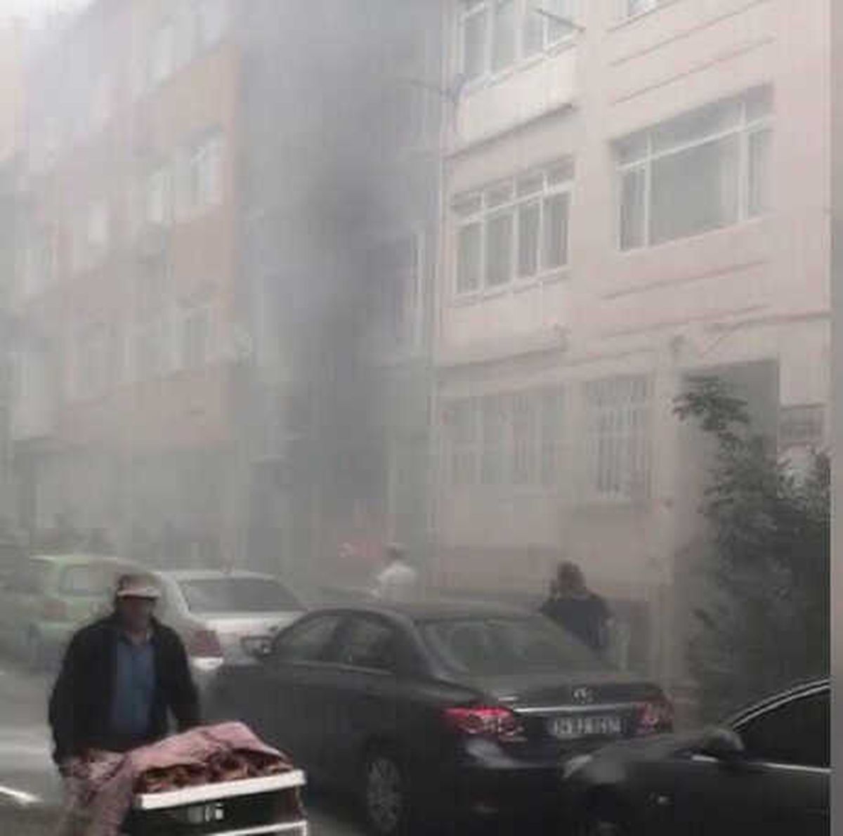 Fatih\'te Yangın Paniği: Mahsur Kalan 8 Kişi Kurtarıldı