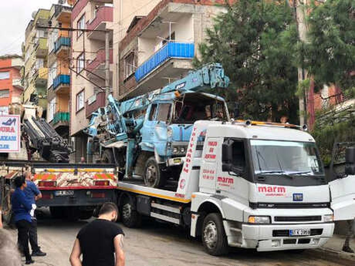 Freni Boşalan Vinç Devrildi, Sürücü Yaralandı