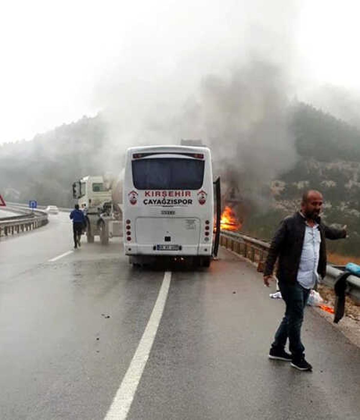 Futbolcuları Taşıyan Midibüs Seyir Halinde Yandı