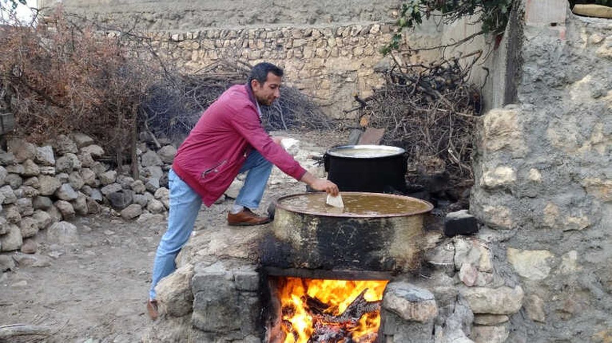 Gercüş\'te Sonbahar ile Birlikte Üzümden Pekmez, Pestil ve Sucuk Yapımı Başladı