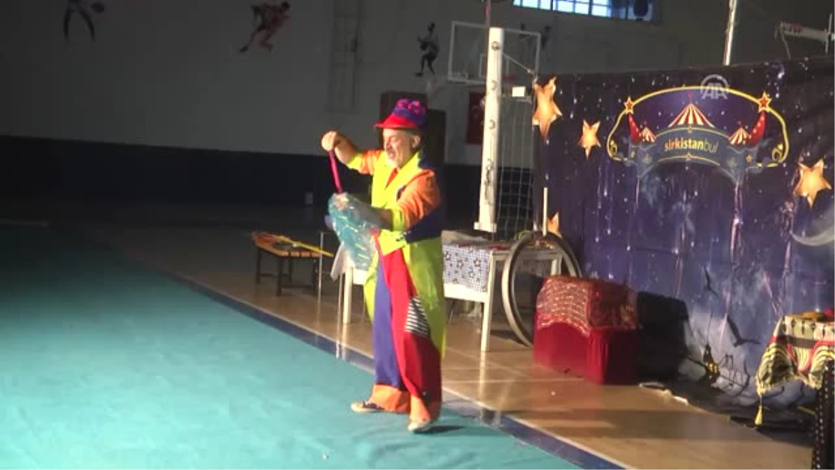 Hakkari\'deki Sirk Gösterisi Aileler ve Çocukları Buluşturdu