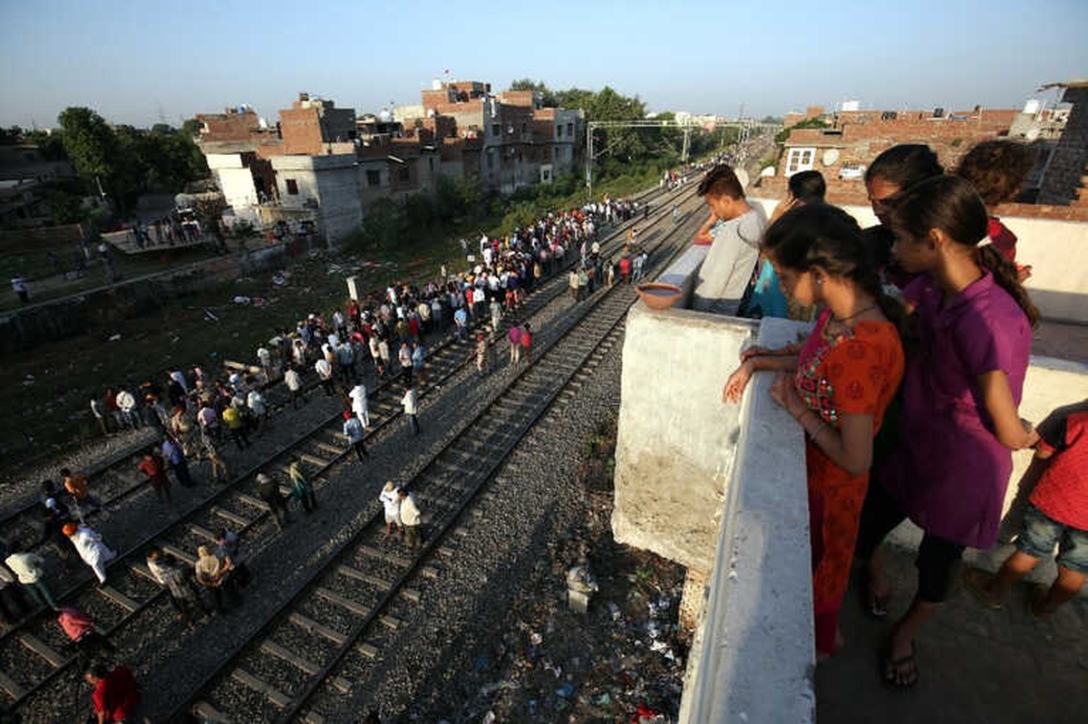 Hindistan\'daki Tren Kazasında Ölü Sayısı 61\'e Yükseldi