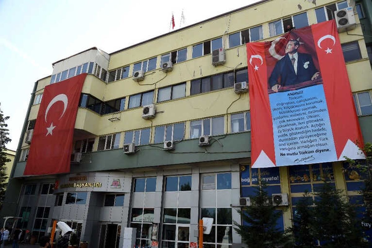 Isparta Belediye Başkanı\'ndan Öğrenci Andı\'na Pankartlı Destek