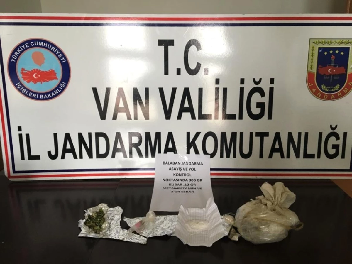 Jandarma Yol Kontrolünde 112 Gram Metamfetamin ile 300 Gram Kubar Esrar Ele Geçirdi