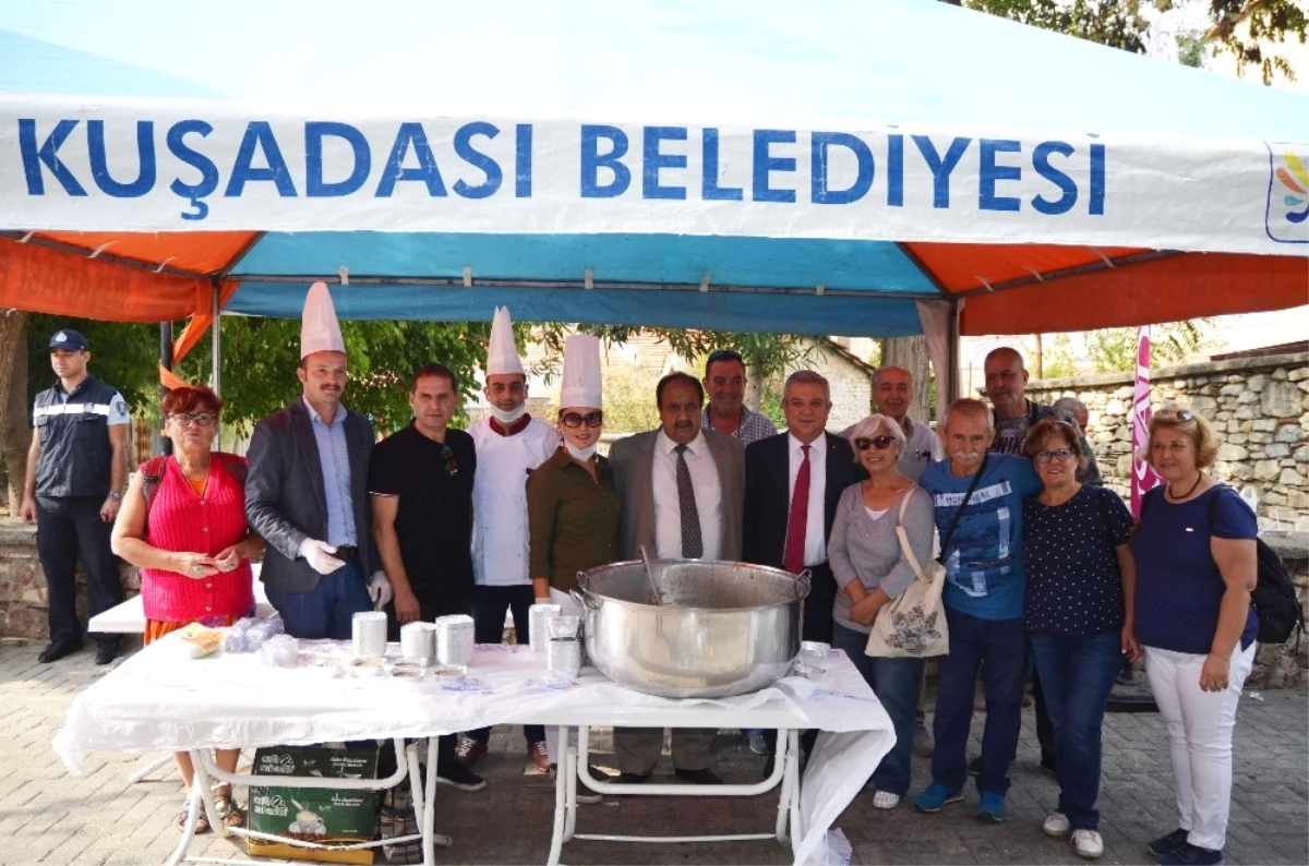 Kuşadası Belediyesi Camiatik\'te Aşure Dağıttı