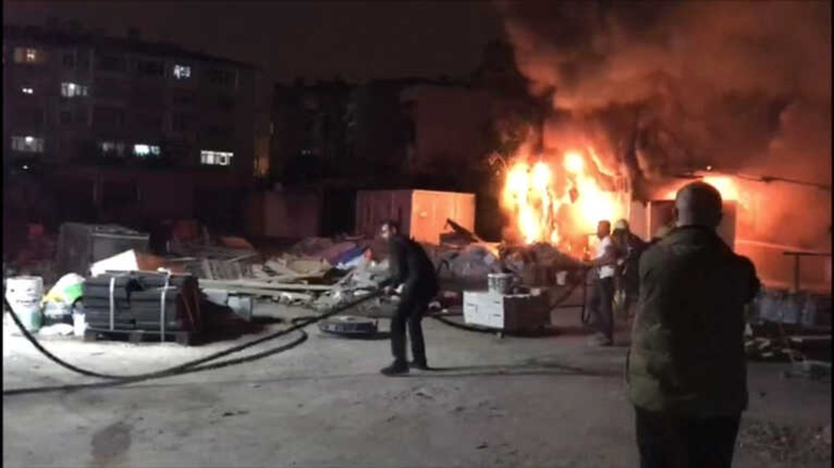 Fatih\'te Otoparkta Bulunan Konteyner Alev Alev Yandı