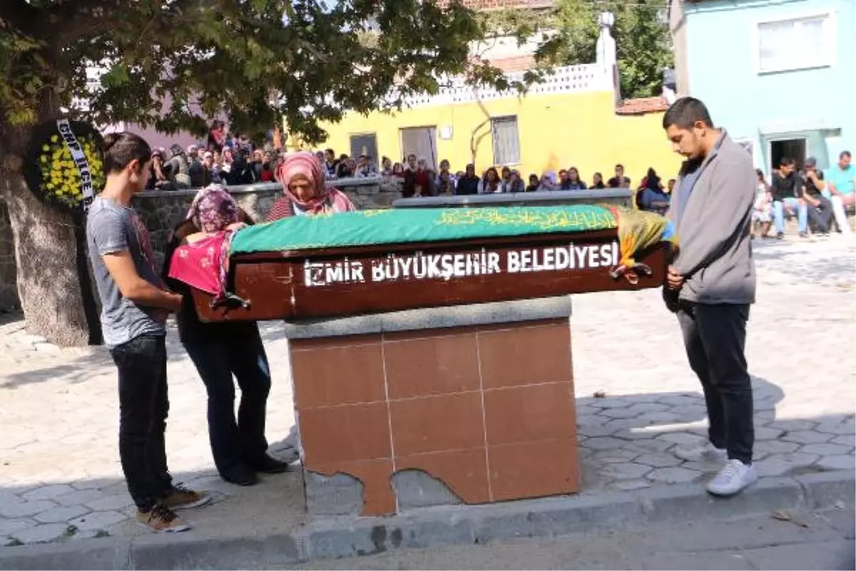 Pamuk Deposunun Çöken Duvarı Altında Kalan Kadın İşçi Toprağa Verildi