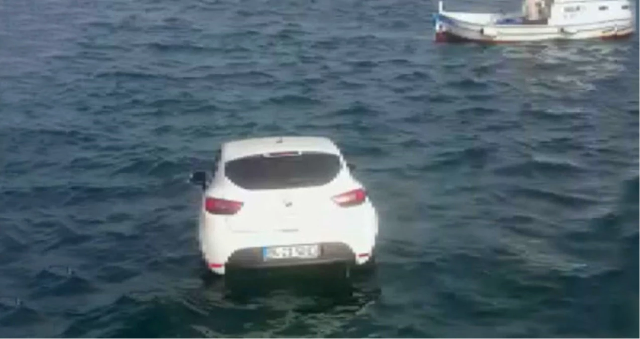 İstanbul Sarıyer\'de Bir Genç, Fotoğraf Çektirip Otomobilini İterek Denize Attı