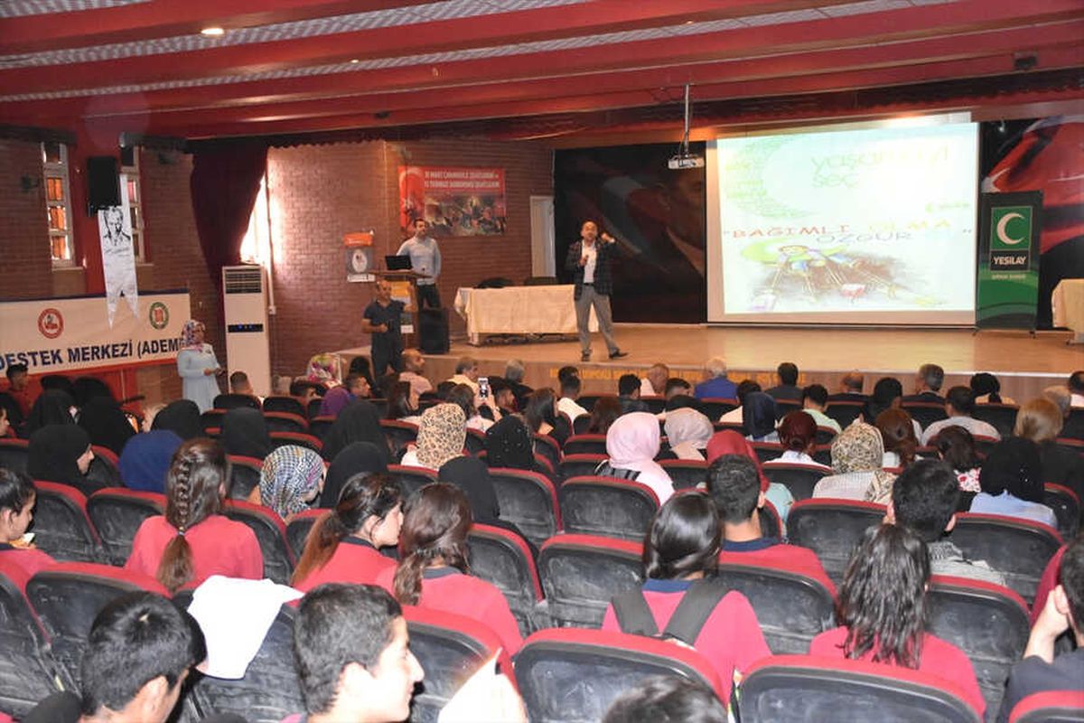 Silopi\'de "Bağımlı Olma Özgür Ol" Semineri