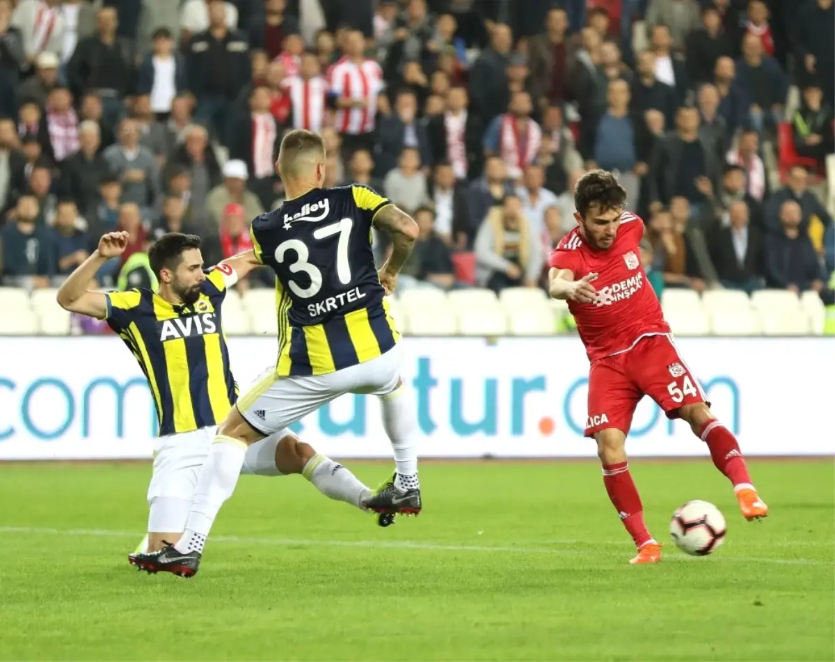 Spor Toto Süper Lig: Dg Sivasspor: 0 - Fenerbahçe: 0 (İlk Yarı)