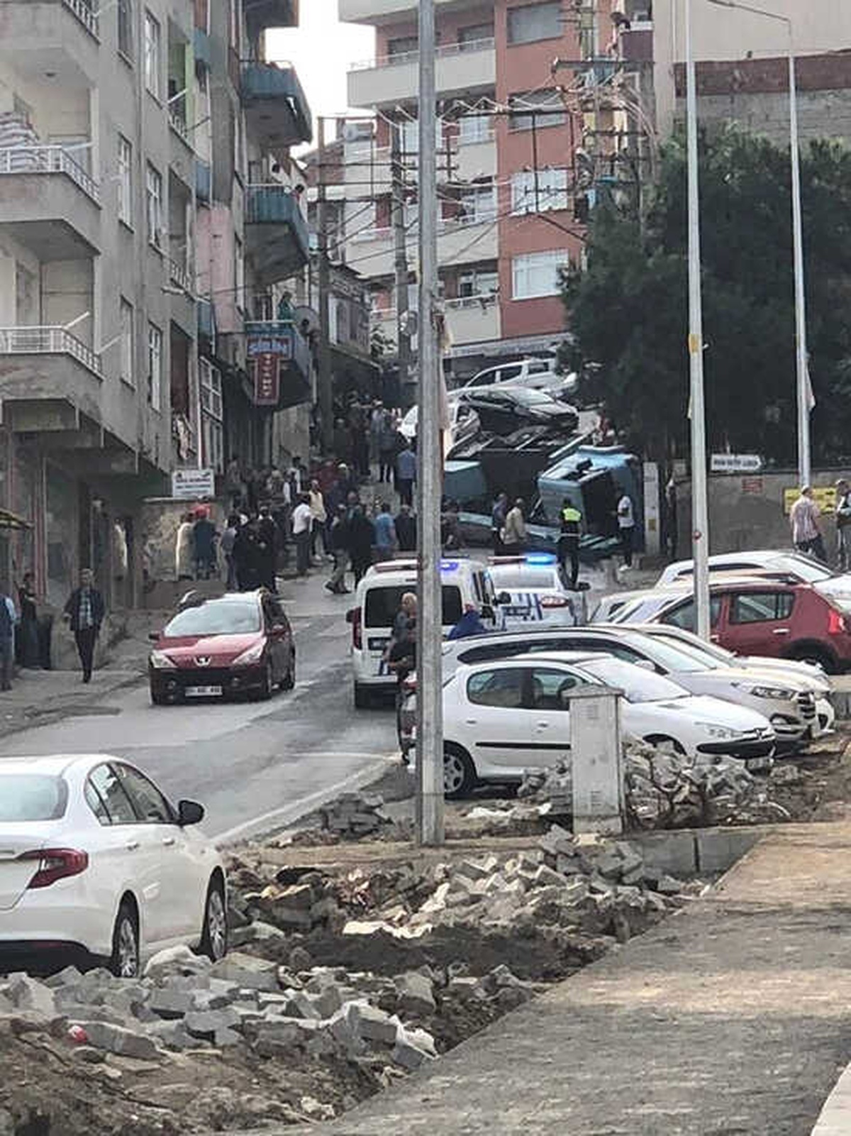 Trabzon\'da Yokuş Aşağıya Giderken Freni Boşalan Vinç Yola Devrildi, Kaza Ucuz Atlatıldı