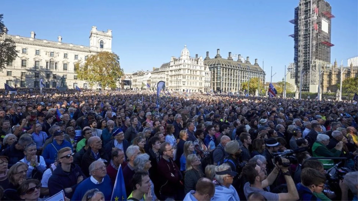 Yüzbinlerce AB Yanlısı İngiliz Yeni Bir Referandum Talebiyle Sokaklara Döküldü