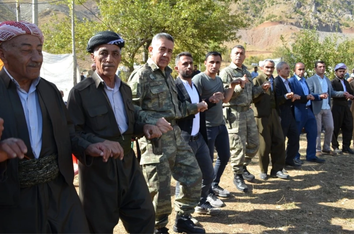 Aktütün\'de Asker Vatandaş Kol Kola Halay Çekti
