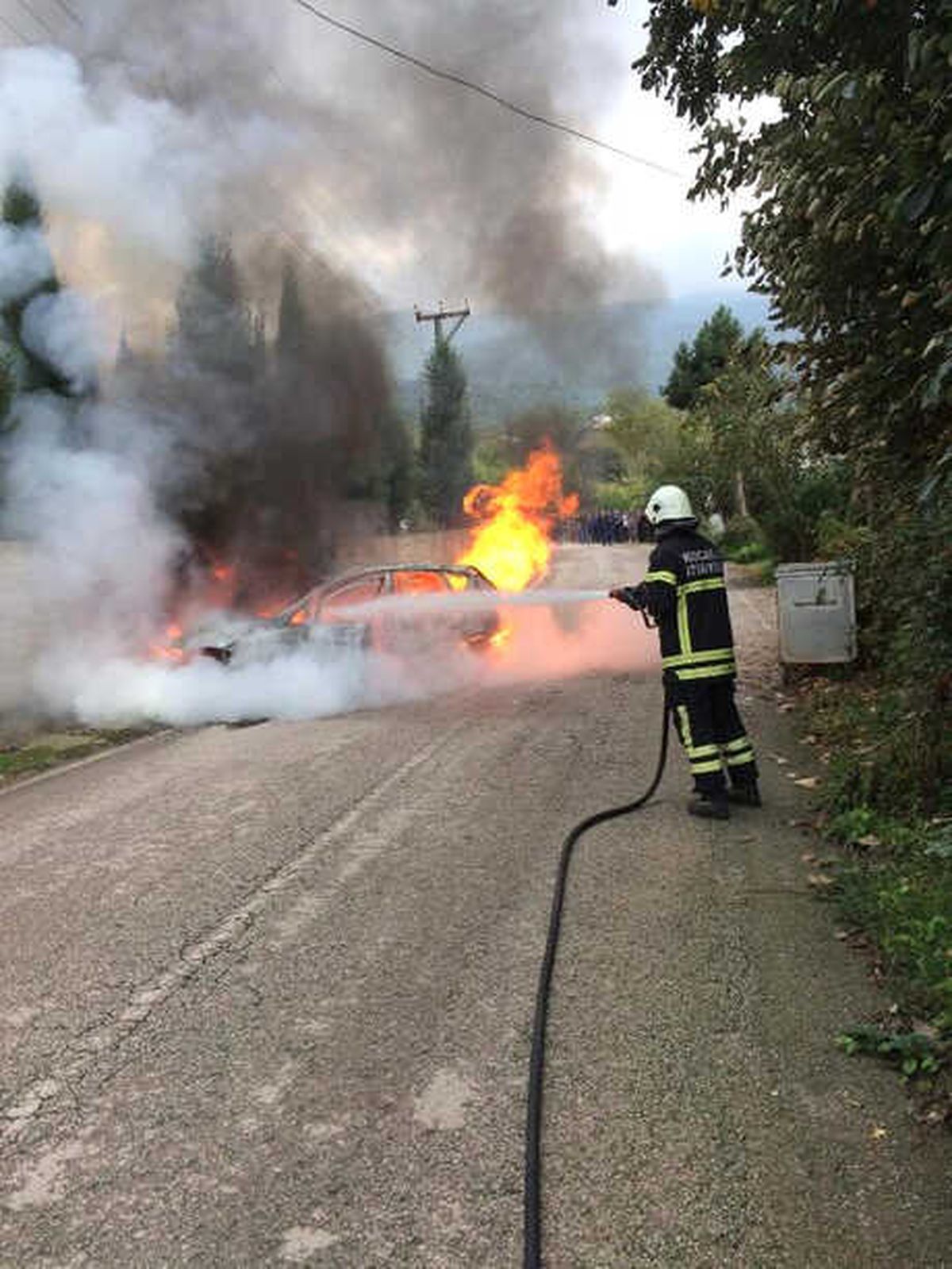 Alev Alan Otomobil Hurdaya Döndü