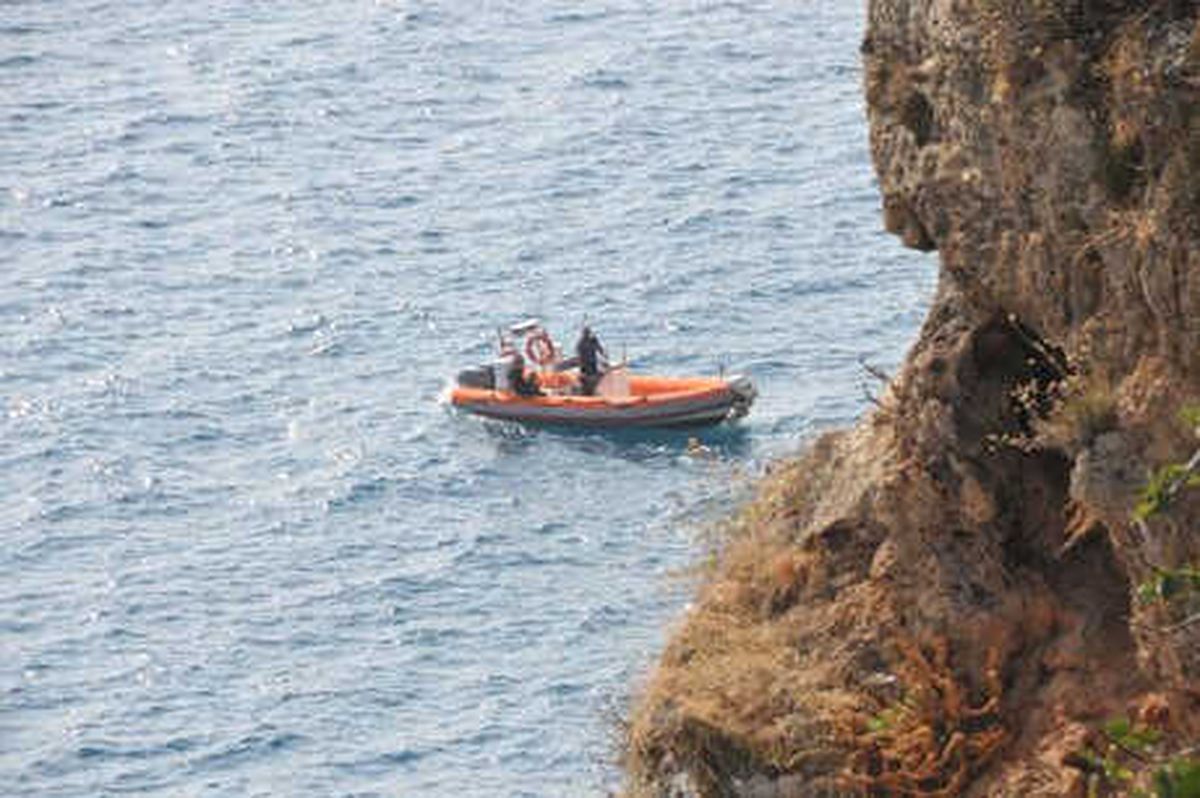 Antalya Falezlerde Çürümüş Erkek Cesedi Bulundu