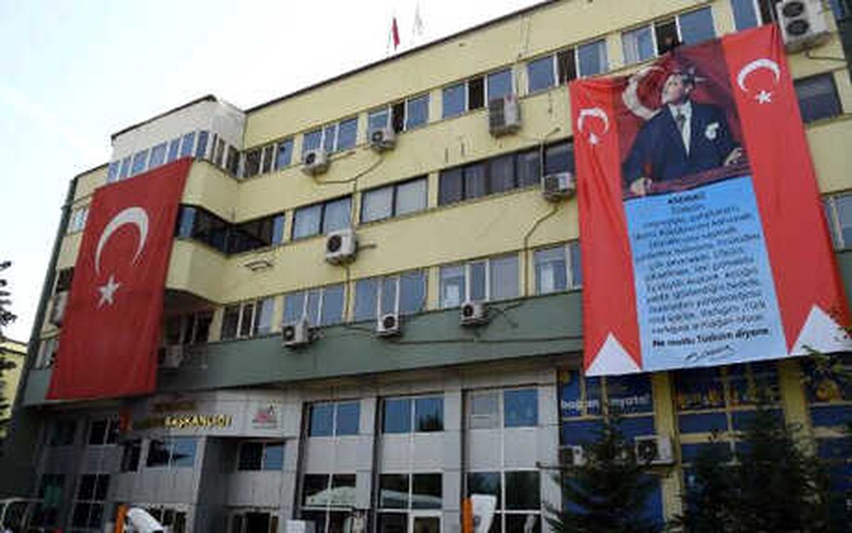 Belediye Binasına Dev \'Atatürk\' ve \'Andımız\' Pankartı