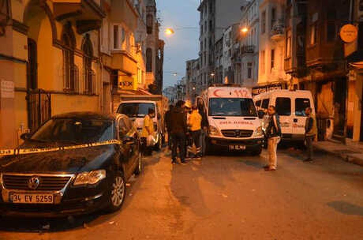 Beyoğlu\'nda Bir Kişi Kaldırımda Ölü Bulundu