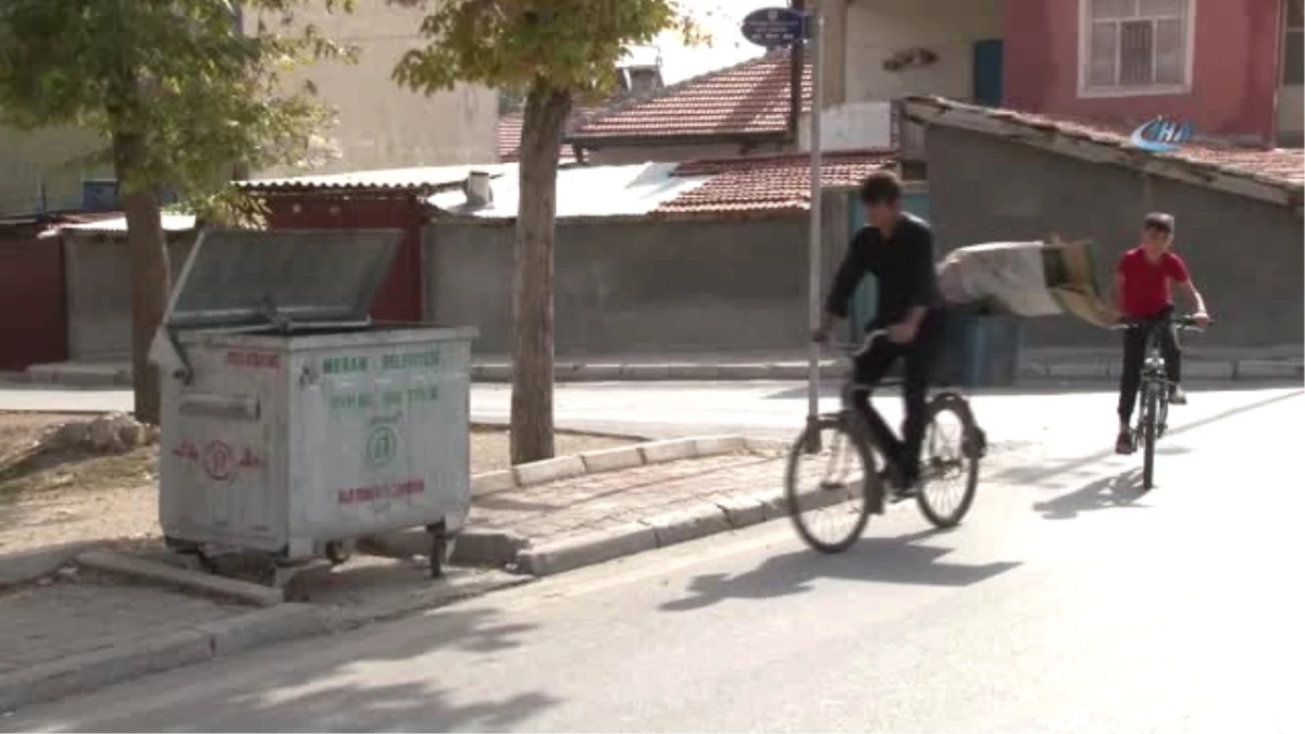 Çöpten Bulduğu Malzemelerle Süs Havuzlu Şömineli Bahçe Yaptı