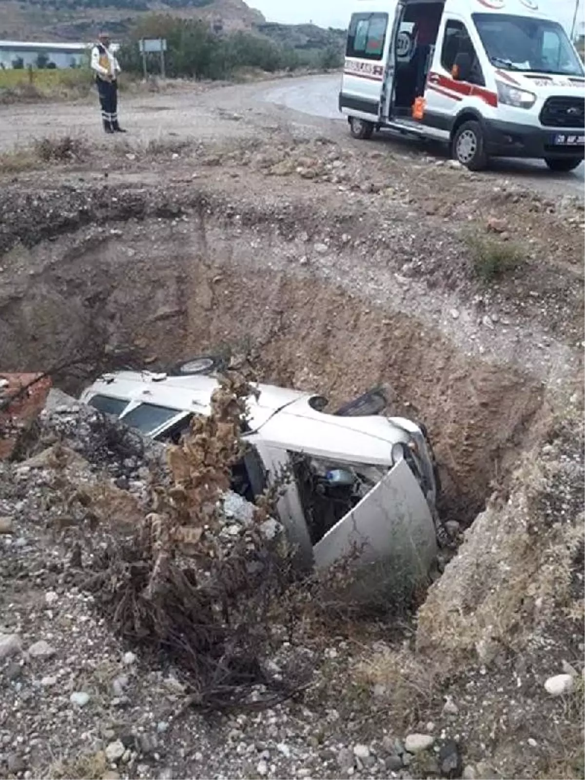 Çukura Düşen Otomobilin Sürücüsü Yaralandı